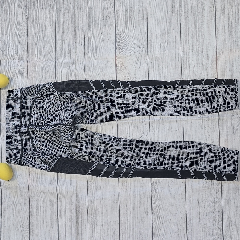 EUC 💎 Lululemon Wild And Free TightFall Net White Black/Black Size 4 - Picture 8 of 9